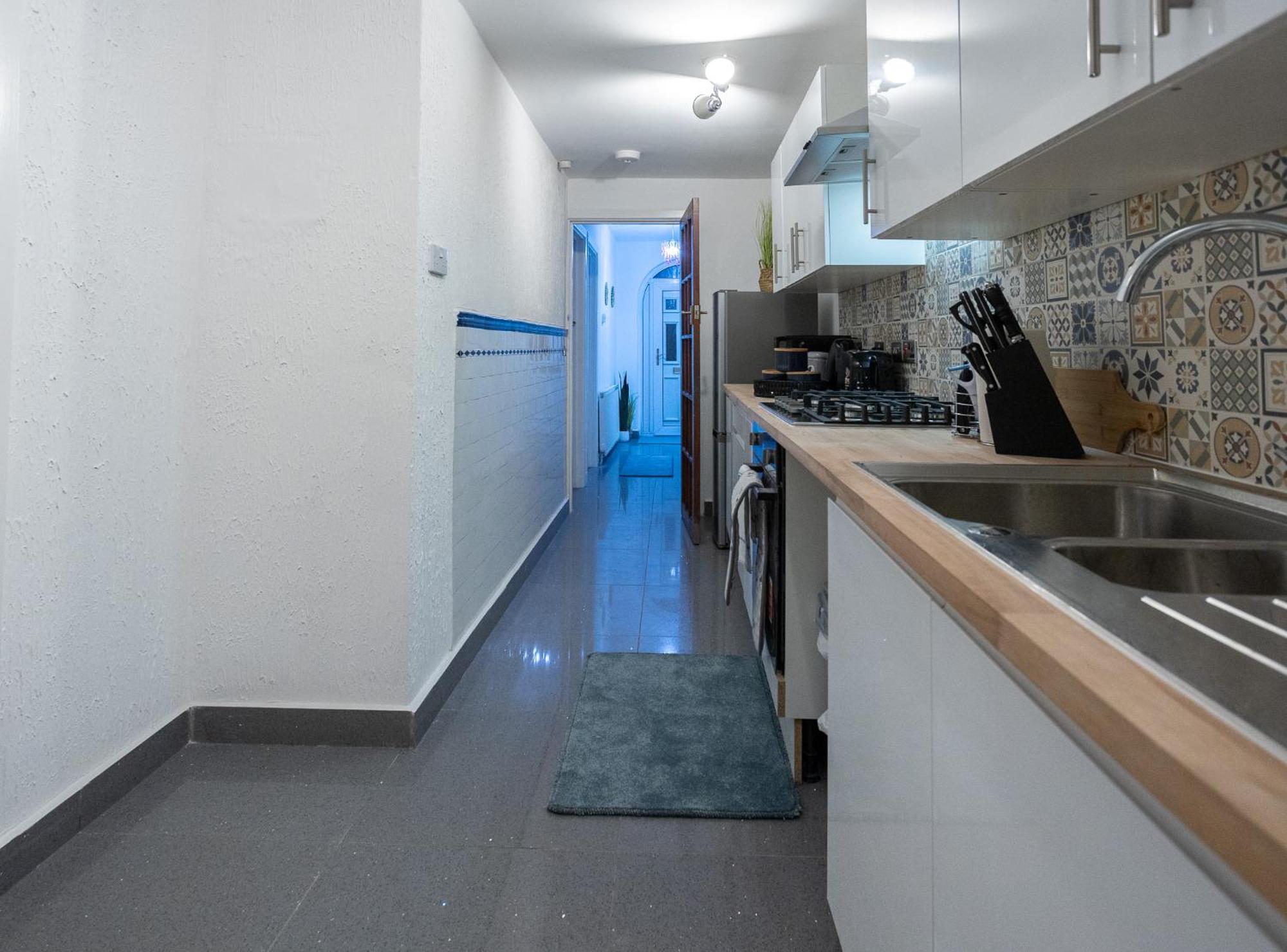 Spacious & Comfy Home In West Midlands - Sleeps 8, Free Parking, Wifi, Netflix, Prime Location, Ideal For Contractors, Business, Groups, Travellers, Families And Relocators Coventry Exterior photo
