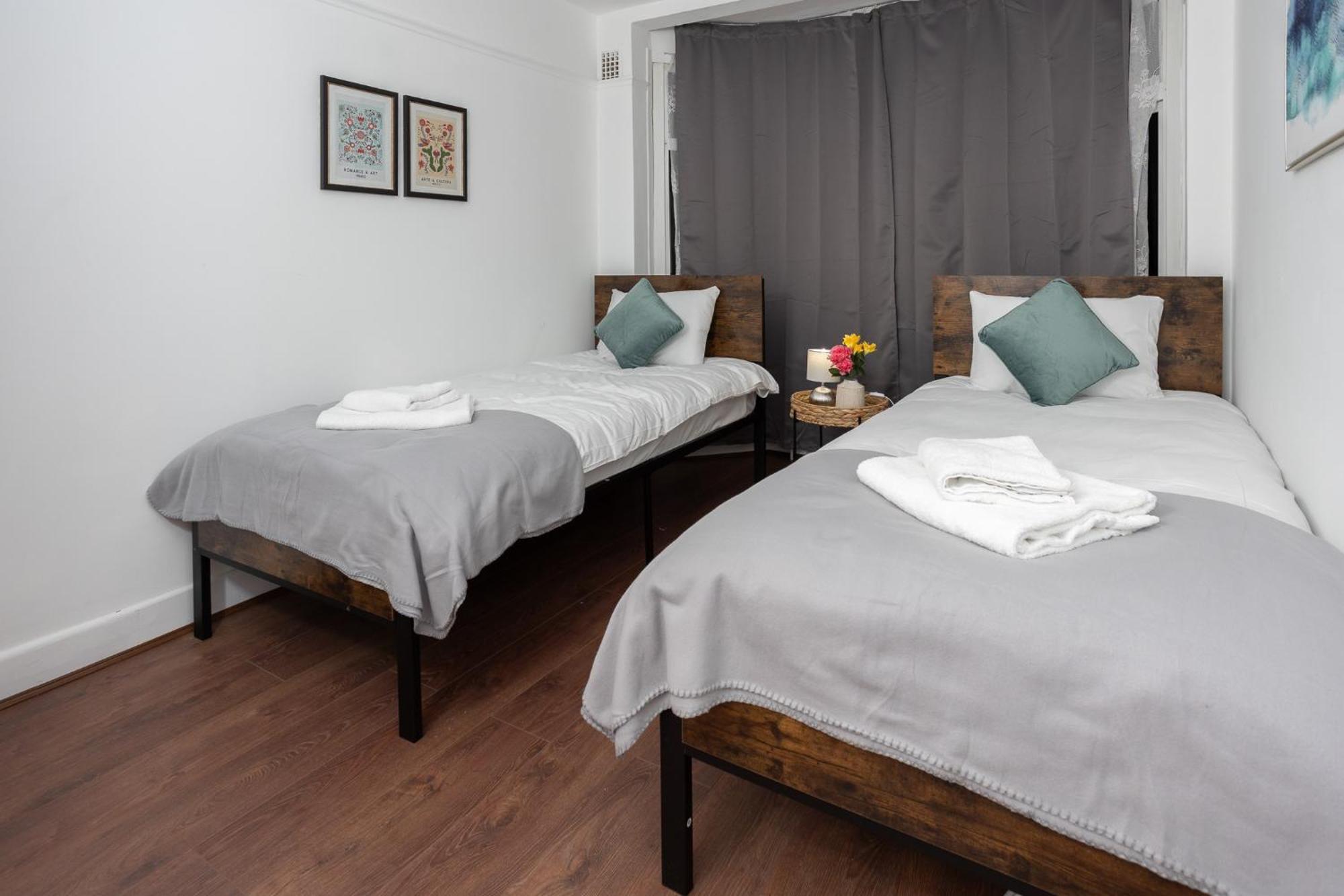Spacious & Comfy Home In West Midlands - Sleeps 8, Free Parking, Wifi, Netflix, Prime Location, Ideal For Contractors, Business, Groups, Travellers, Families And Relocators Coventry Exterior photo