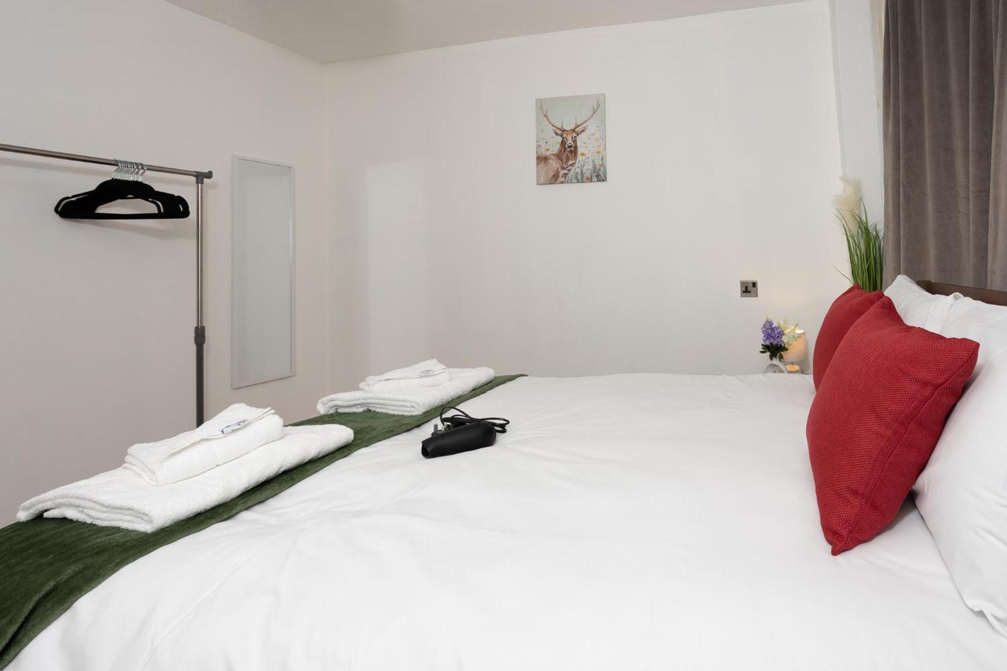 Spacious & Comfy Home In West Midlands - Sleeps 8, Free Parking, Wifi, Netflix, Prime Location, Ideal For Contractors, Business, Groups, Travellers, Families And Relocators Coventry Exterior photo