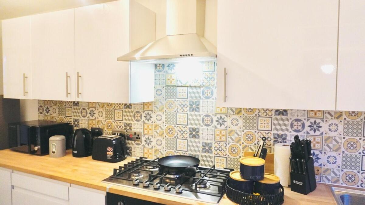 Spacious & Comfy Home In West Midlands - Sleeps 8, Free Parking, Wifi, Netflix, Prime Location, Ideal For Contractors, Business, Groups, Travellers, Families And Relocators Coventry Room photo