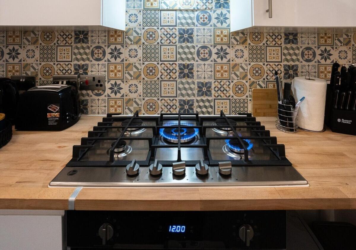 Spacious & Comfy Home In West Midlands - Sleeps 8, Free Parking, Wifi, Netflix, Prime Location, Ideal For Contractors, Business, Groups, Travellers, Families And Relocators Coventry Room photo