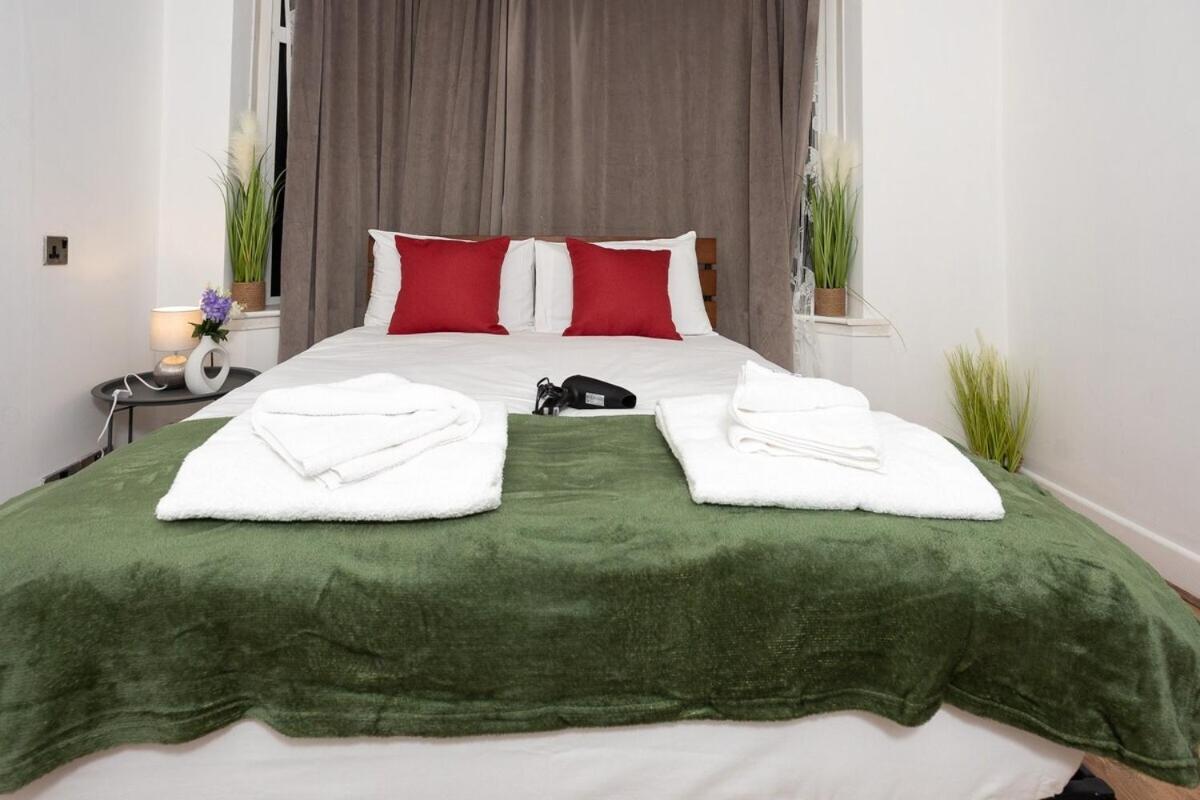 Spacious & Comfy Home In West Midlands - Sleeps 8, Free Parking, Wifi, Netflix, Prime Location, Ideal For Contractors, Business, Groups, Travellers, Families And Relocators Coventry Room photo