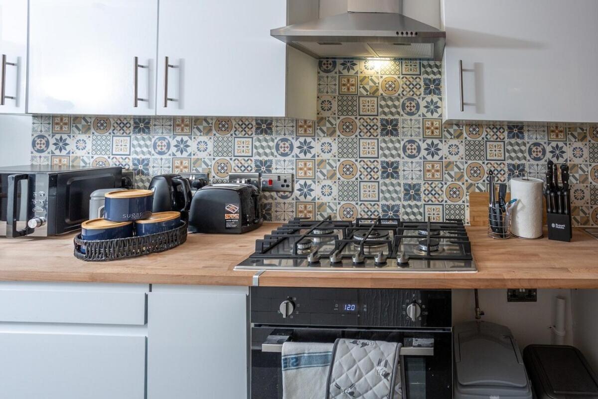 Spacious & Comfy Home In West Midlands - Sleeps 8, Free Parking, Wifi, Netflix, Prime Location, Ideal For Contractors, Business, Groups, Travellers, Families And Relocators Coventry Room photo