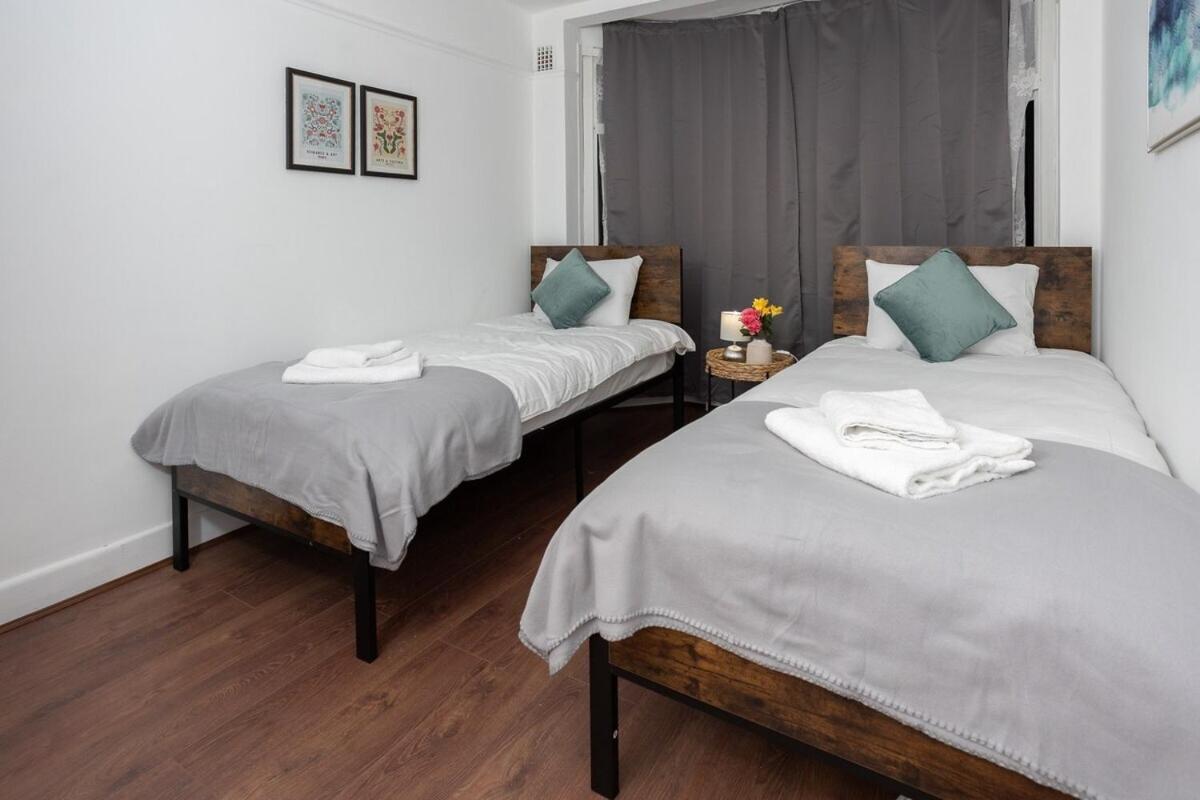 Spacious & Comfy Home In West Midlands - Sleeps 8, Free Parking, Wifi, Netflix, Prime Location, Ideal For Contractors, Business, Groups, Travellers, Families And Relocators Coventry Room photo