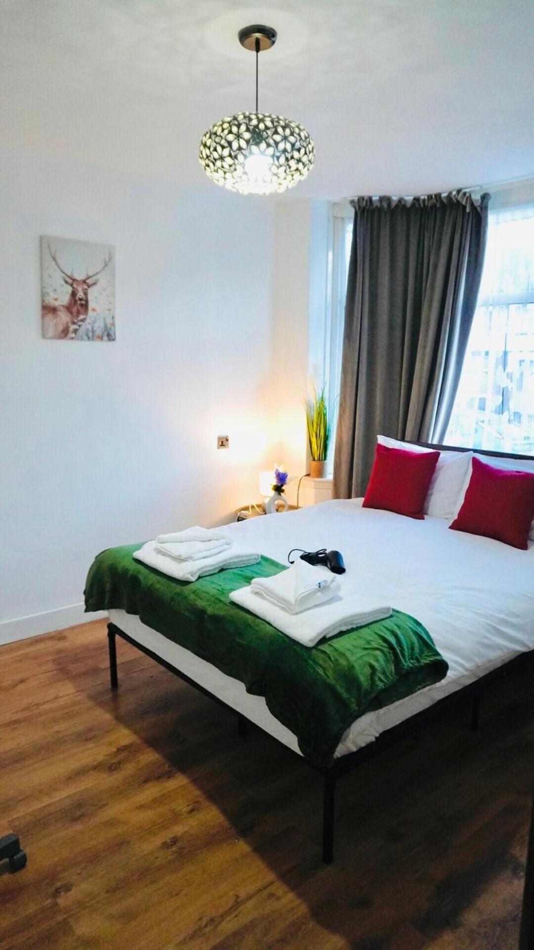 Spacious & Comfy Home In West Midlands - Sleeps 8, Free Parking, Wifi, Netflix, Prime Location, Ideal For Contractors, Business, Groups, Travellers, Families And Relocators Coventry Room photo