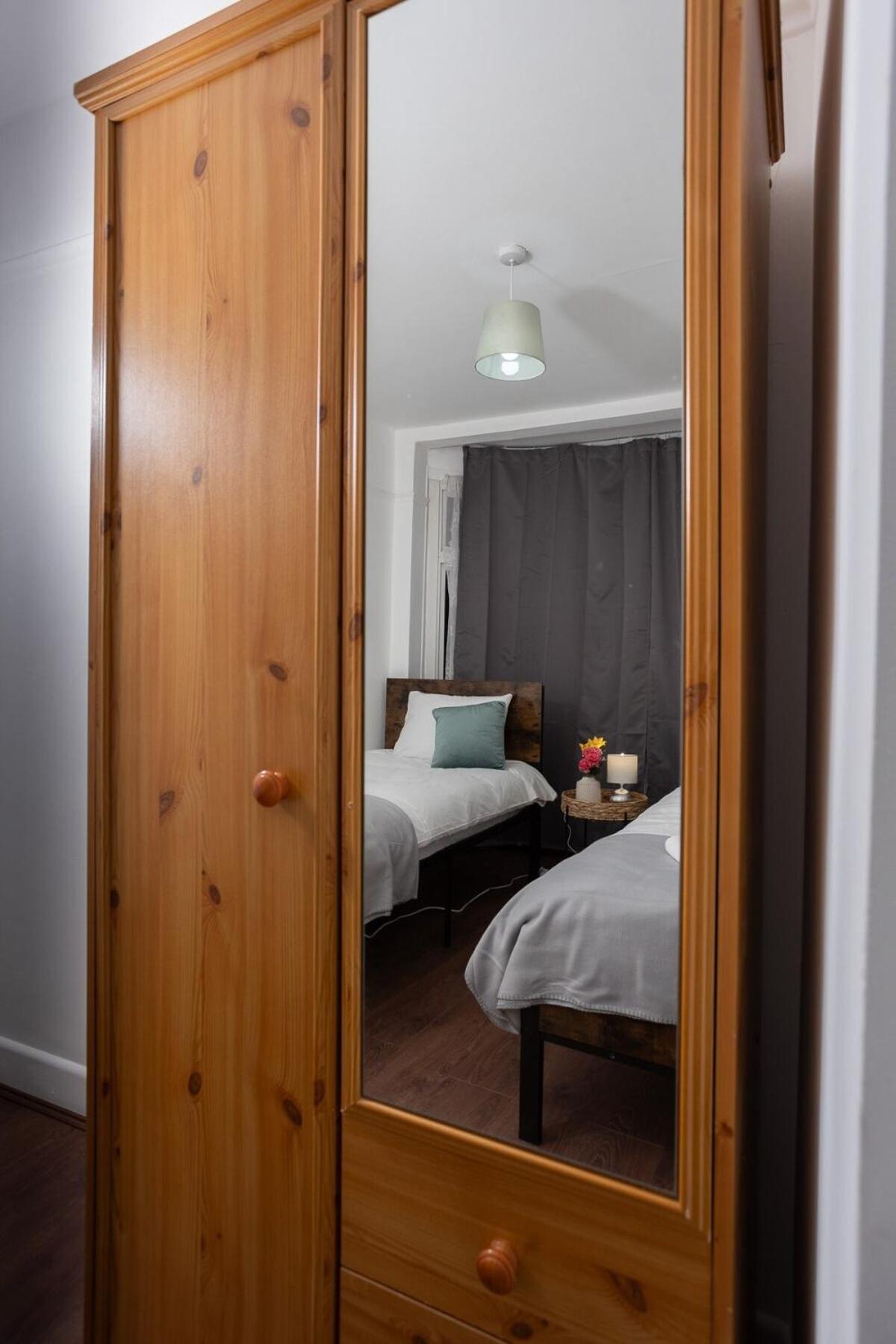 Spacious & Comfy Home In West Midlands - Sleeps 8, Free Parking, Wifi, Netflix, Prime Location, Ideal For Contractors, Business, Groups, Travellers, Families And Relocators Coventry Room photo