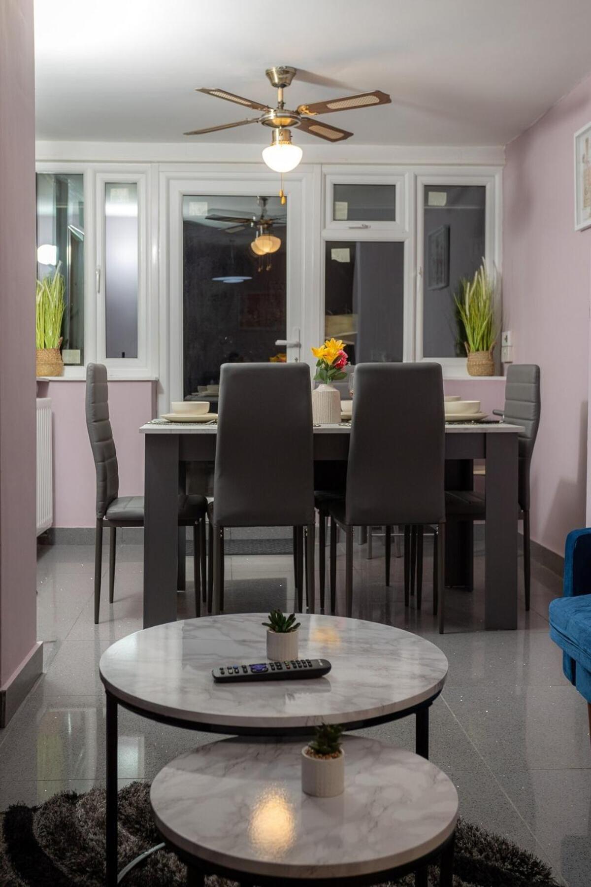 Spacious & Comfy Home In West Midlands - Sleeps 8, Free Parking, Wifi, Netflix, Prime Location, Ideal For Contractors, Business, Groups, Travellers, Families And Relocators Coventry Room photo