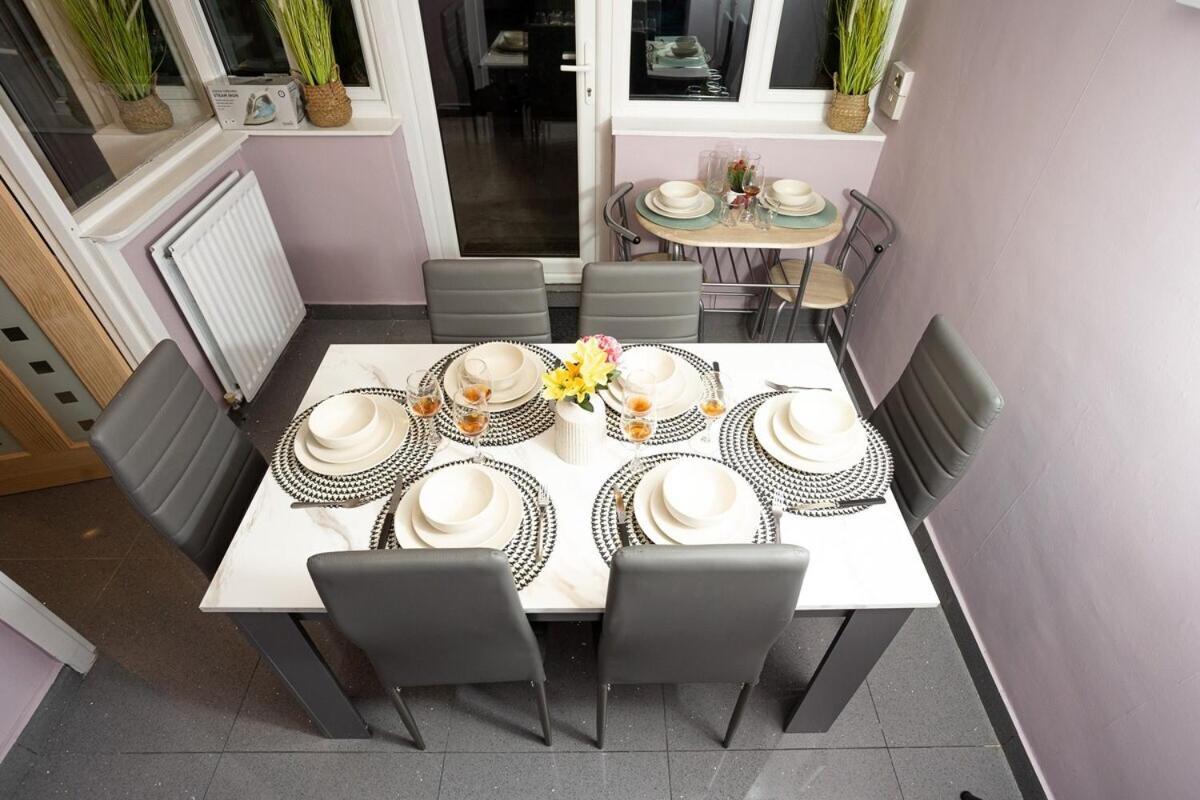 Spacious & Comfy Home In West Midlands - Sleeps 8, Free Parking, Wifi, Netflix, Prime Location, Ideal For Contractors, Business, Groups, Travellers, Families And Relocators Coventry Room photo
